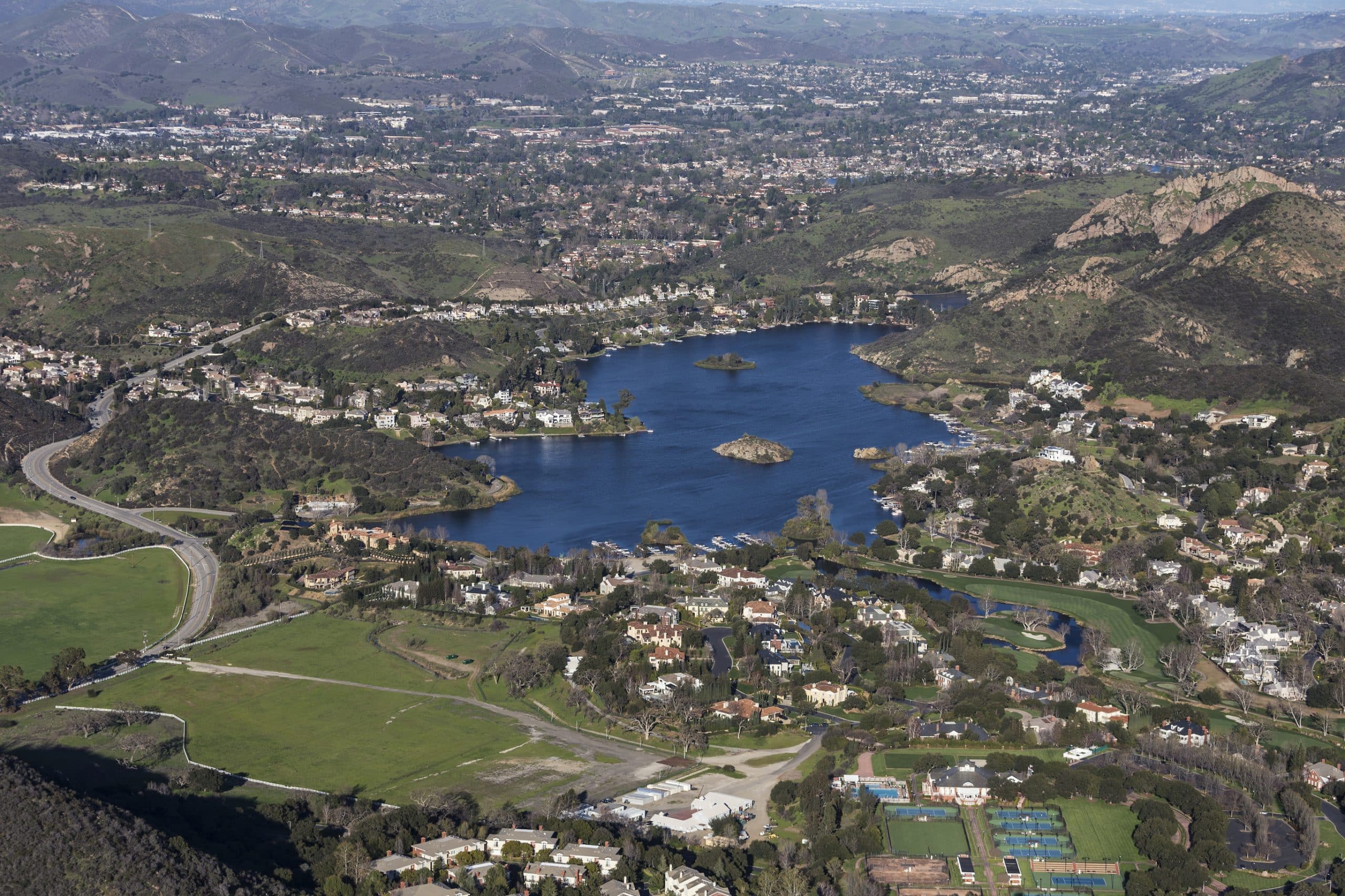 dreamstime_l_113603671 view of Lake Sherwood, CA