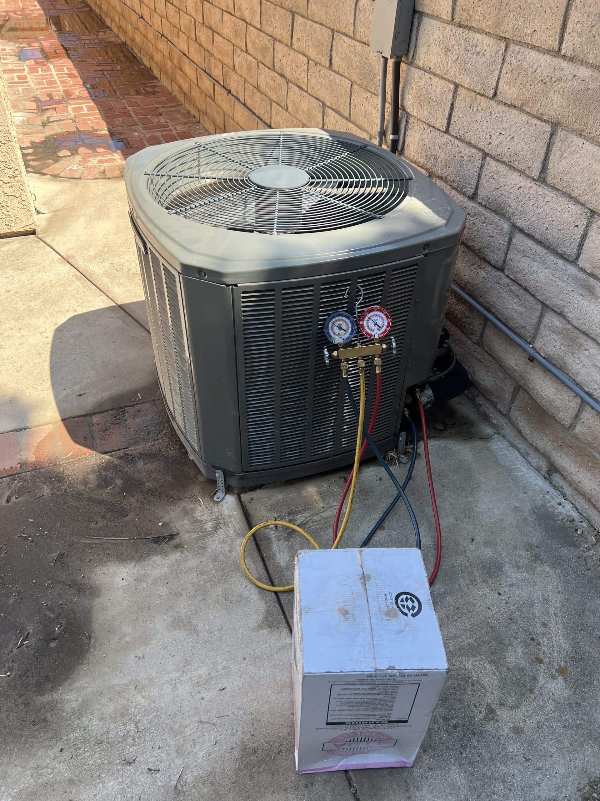 Air conditioning unit with maintenance tools outside